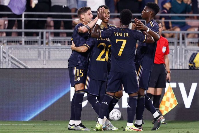 Los jugadores del Real Madrid celebran uno de sus goles en su amistoso en Los Angeles ante el Milan