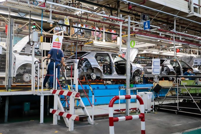 Archivo - Un operario en una fábrica de automóviles