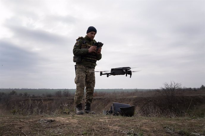 Archivo - 09 November 2022, Ukraine, Mykolaiv: A Ukrainian soldier from the 63 brigade flies a drone as part of military training. Photo: Ashley Chan/SOPA Images via ZUMA Press Wire/dpa
