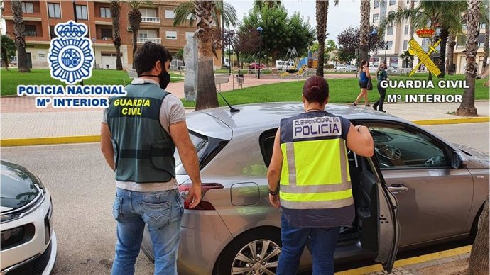 Agentes de la Policía Nacional y la Guardia Civil, durante la operación
