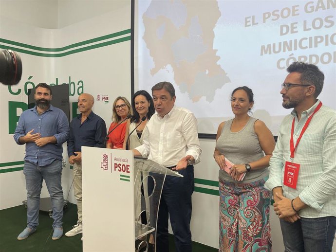 Planas (centro) interviene, en la noche electoral, en la sede del PSOE.