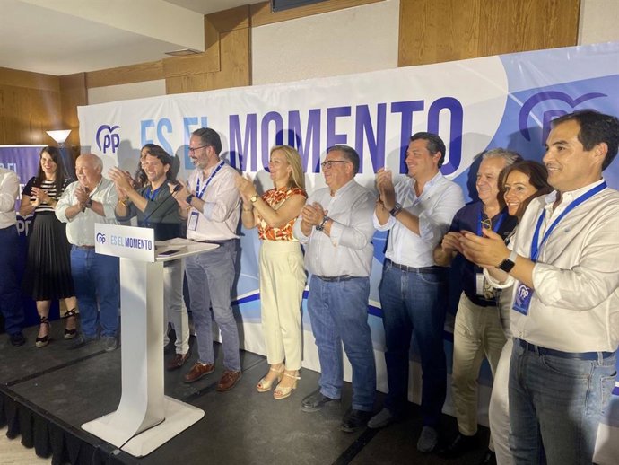 El presidente del PP de Córdoba, Adolfo Molina (centro), junto a candidatos y miembros del partido, tras conocer los resultados del 23J.