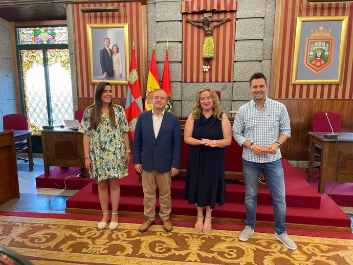 La portavoz del Grupo Municipal del PP, Andrea Ballesteros; el vicealcalde y portavoz municipal de Vox, Fernando Martínez-Aciotres; la alcaldesa de Burgos, Cristina Ayala; y el portavoz municipal del PSOE, Daniel de la Rosa.