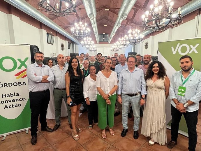 El diputado electo de Vox por Córdoba, José Ramírez del Río (tercero por la dcha.), junto a miembros del partido en la noche electoral del 23J.