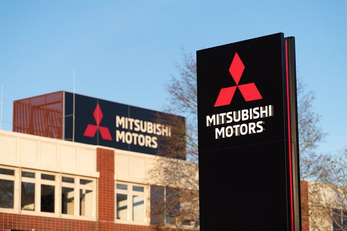 Archivo - Logo de Mitsubishi Motors.