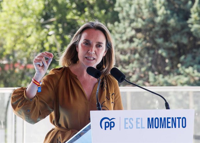 La secretaria general del Partido Popular, Cuca Gamarra, participa en un acto con afiliados y simpatizantes de su partido en la terraza del Palacio de Congresos del Fórum Evolución, a 19 de julio de 2023, en Burgos, Castilla y León (España). Este acto s