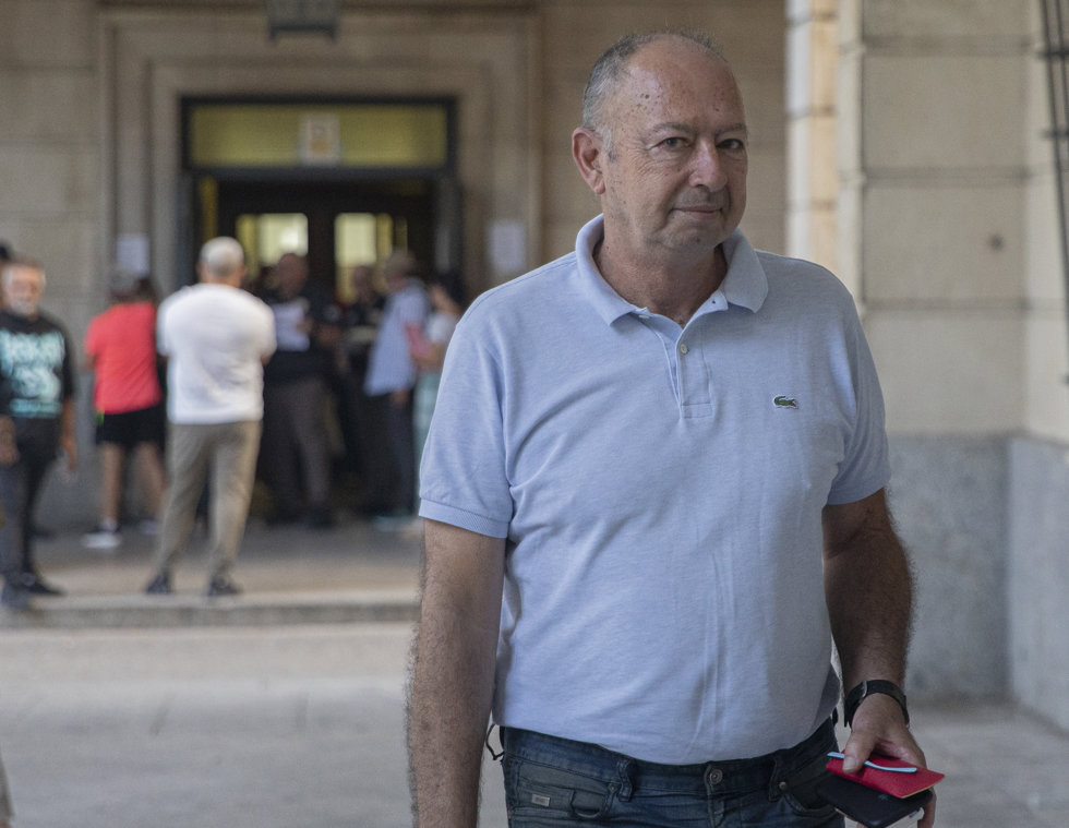 El exdirector general de Trabajo, Daniel Alberto Rivera, su llegada al inicio del juicio de la pieza separada de ERE correspondiente a las ayudas concedidas a Surcolor y Surcolor Óptica, en la Audiencia Provincial. 