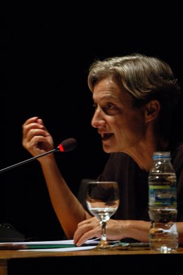 Imagen de la ponencia de la profesora Judith Butler en Cendeac, uno de los contenidos que se puede consultar en el canal del centro.
