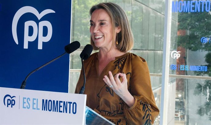 La secretaria general del Partido Popular, Cuca Gamarra, participa en un acto con afiliados y simpatizantes de su partido en la terraza del Palacio de Congresos del Fórum Evolución, a 19 de julio de 2023, en Burgos, Castilla y León (España). Este acto s