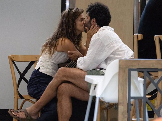 Juana Acosta y su novio, Pablo, se despiden en el aeropuerto de Ibiza