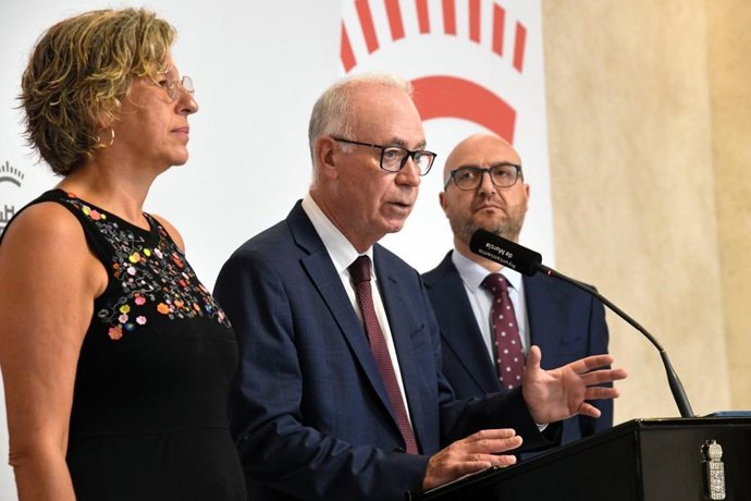 El concejal de Planificación Urbanística, Huerta y Medio Ambiente, Antonio Navarro Corchón, atiende a los medios tras el Pleno