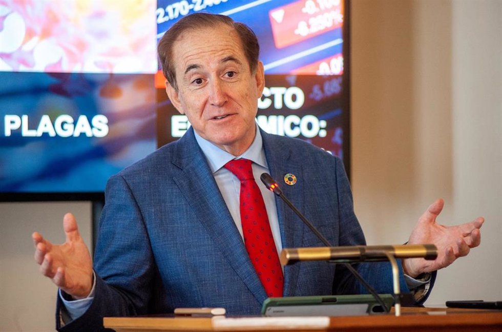 Archivo - Antonio Huertas Mejías, presidente de MAPFRE, durante su intervención en el curso de verano organizado por la APIE en la UIMP de Santander.