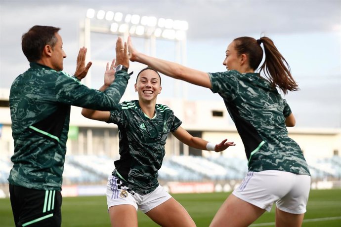 Archivo - Athenea del Castillo y Caroline Weir durante un calentamiento antes de un partido con el Real Madrid