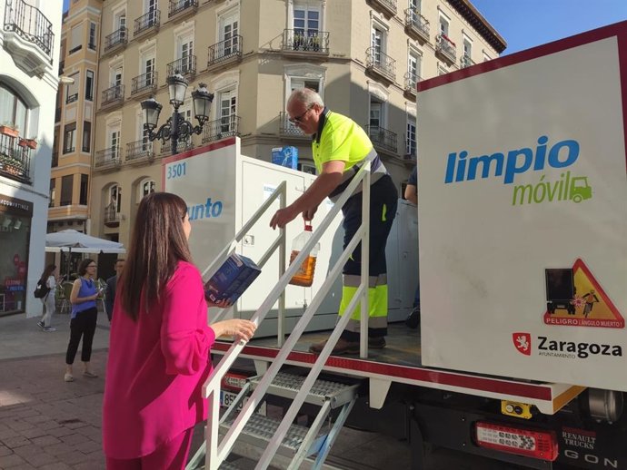 La consejera de Medio Ambiente y  Movilidad, Tatiana Gaudes, explica las mejoras de los Puntos Limpios Móviles.