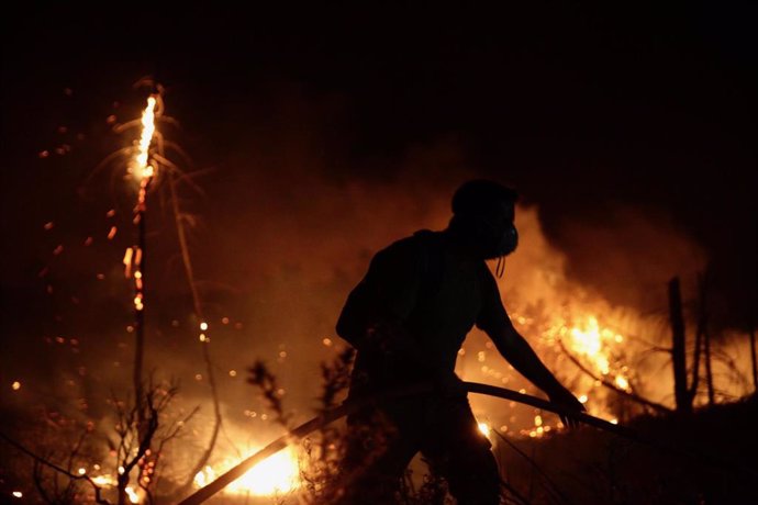 Un bombero de Grecia participa en las tareas de extinción de un incendio en la localidad de Asklipio, en Rodas