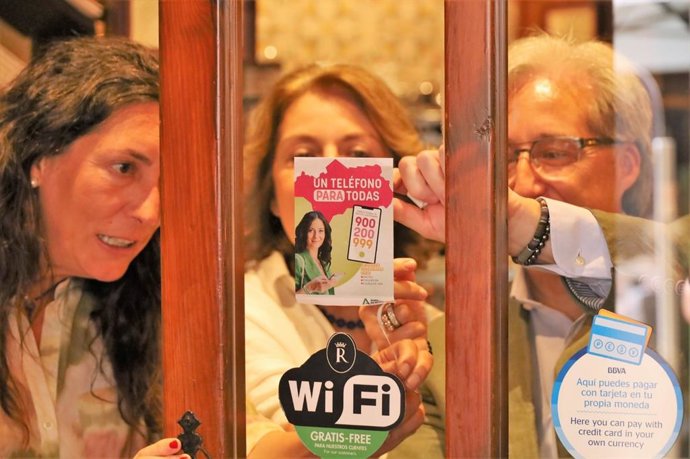 Nueva imagen del teléfono andaluz de atención a las mujeres 900 200 999.