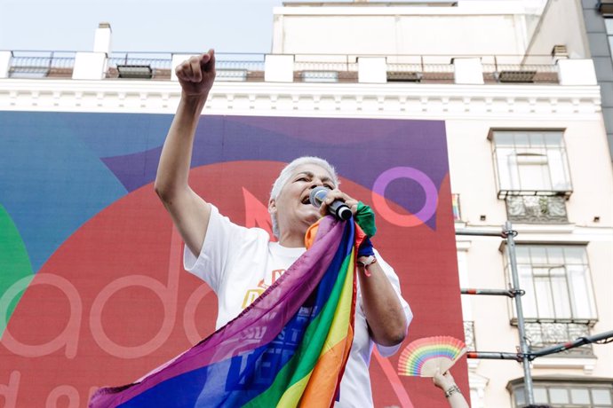 La presidenta de la Federación Estatal de Lesbianas, Gais, Transexuales, Bisexuales, Intersexuales y más (FELGTBI+), Uge Sangil, durante el Pregón del Orgullo 2023 en la Plaza Pedro Zerolo, a 28 de junio de 2023, en Madrid (España). La Plexy y los prota