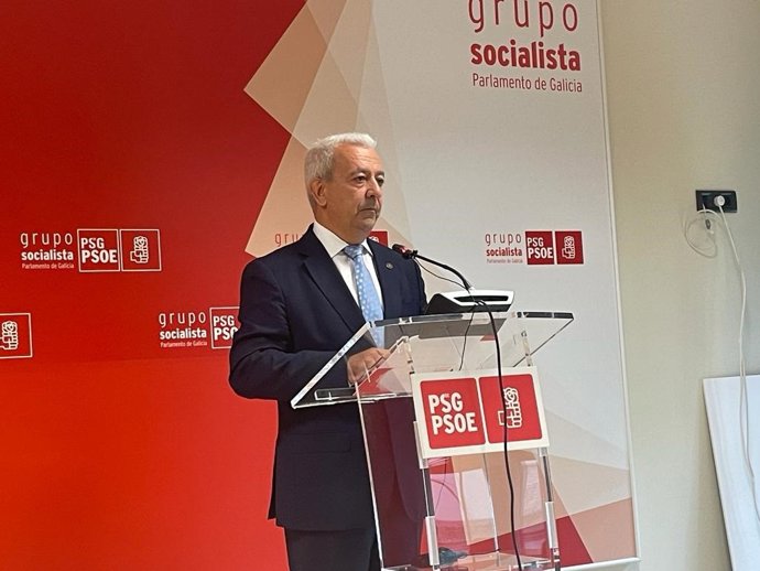 El portavoz parlamentario del PSdeG, Luis Álvarez, en rueda de prensa.