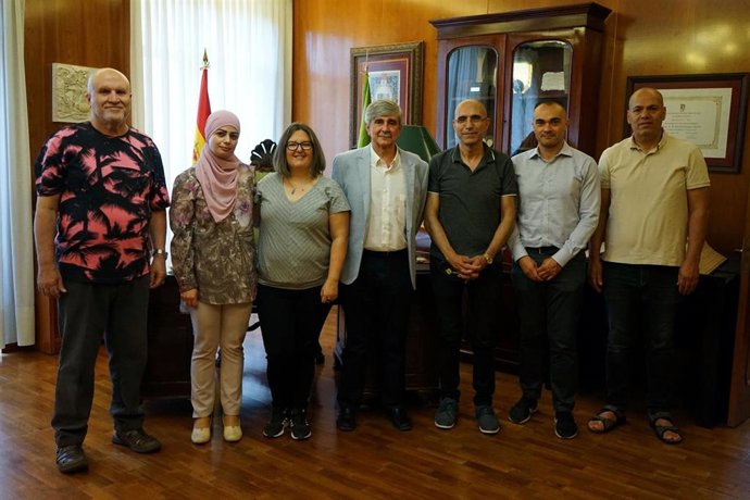El rector de la Universidad de León (ULE), Juan Francisco García Marín, con los representantes de del Sakhnin College de Israel, durante el encuentro