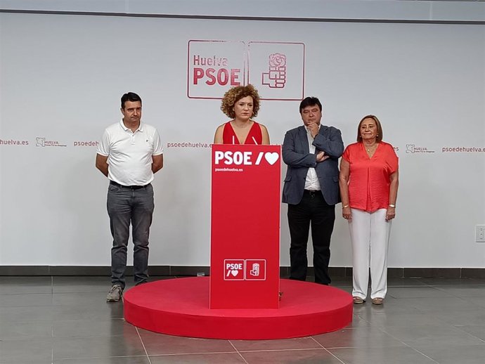 La secretaria general del PSOE y senadora electa, María Eugenia Limón, junto al resto de diputados y senador electos.