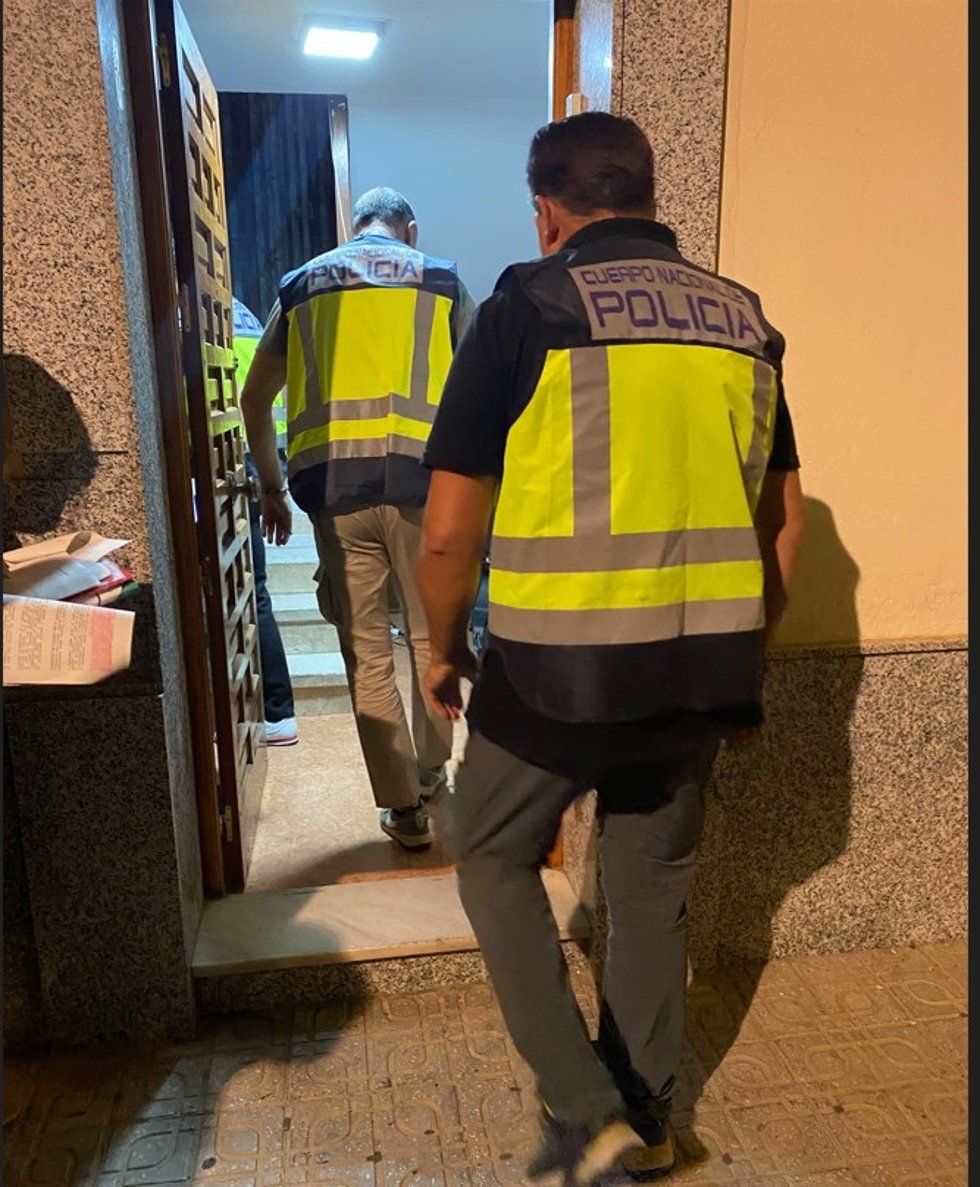 Agentes de la Policía Nacional entran en el piso donde se explotaba a las dos mujeres