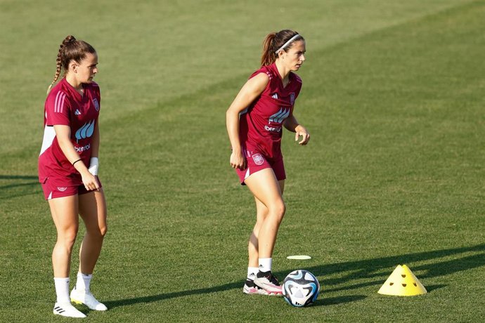 Aitana Bonmati junto a Tere Abelleira durante un entreanmiento de la selección femenina