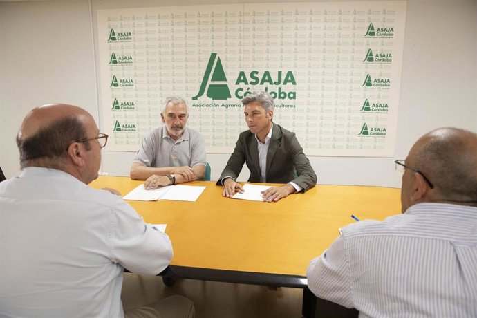 El vicepresidente primero y delegado de Infraestructuras, Sostenibilidad y Agricultura de la Diputación de Córdoba, Andrés Lorite (dcha.), su encuentro con el presidente de Asaja Córdoba, Ignacio Fernández de Mesa.