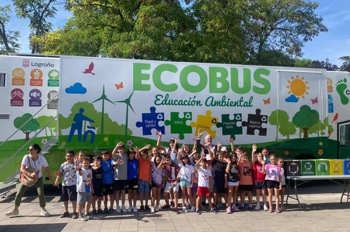 El concejal de Medio Ambiente del Ayuntamiento de Logroño, Jesús López, junto con los participantes de las actividades de 'El mundo necesita un giro'.