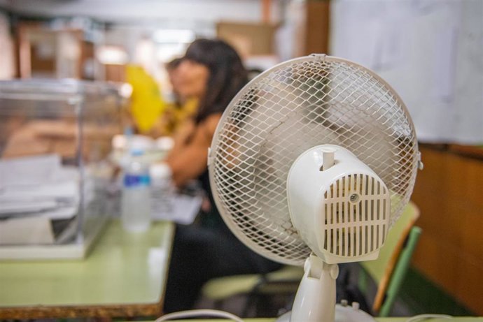 Un ventilador junto a una mesa electoral durante las elecciones generales 