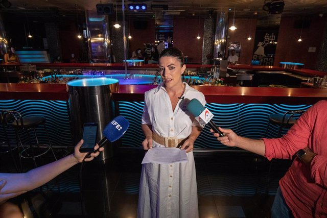 Macarena Olona atiende a los medios de comunicación en el club Geisha, a 6 de julio de 2023, en Granada, (Andalucía, España).