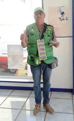 El vendedor de la ONCE Francisco Hormiga que ha repartido la suerte en playa de Arinaga, en Gran Canaria