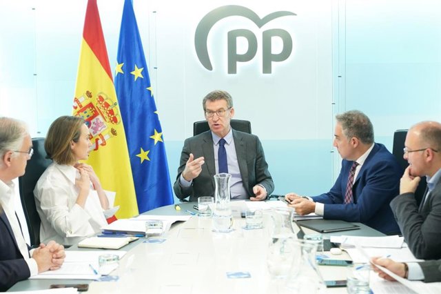 Archivo - El líder del PP, Alberto Nuñez Feijóo, preside la reunión del comité de dirección del PP, junto a su equipo. En Madrid, a 27 de febrero de 2023.