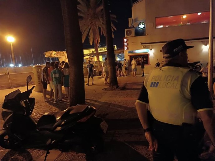 Un agente de la Policía Local de Palma durante un servicio de vigilancia en el Paseo Marítimo.