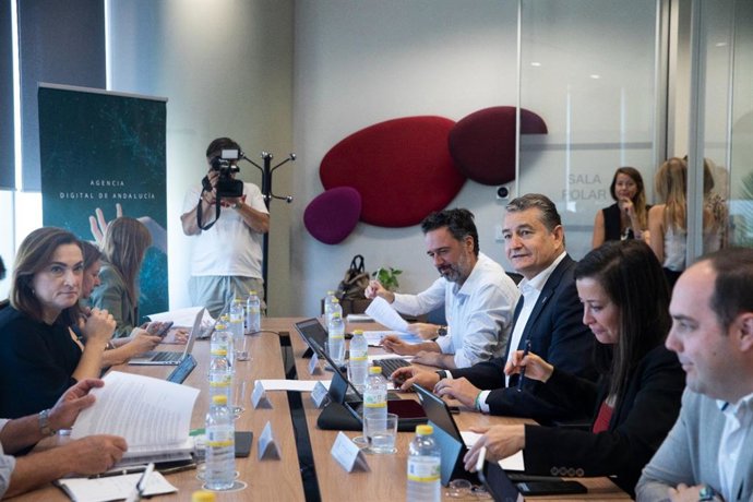 El consejero de la Presidencia, Interior, Diálogo Social y Simplificación Administrativa, Antonio Sanz, preside la reunión del Consejo Rector de la Agencia Digital de Andalucía.