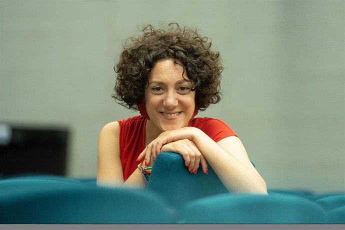 La cabeza de lista por Barcelona al Congreso por Sumar-Comuns, Aina Vidal, posa tras una entrevista para Europa Press, en la Federació d'Entitats Calbria 66, a 19 de julio de 2023, en Barcelona, Catalunya (España). Aina Vidal fue diputada por Barcelona