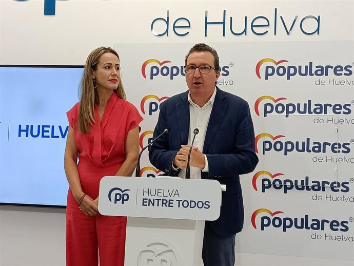 El presidente del PP de Huelva, Manuel Andrés González, junto a la diputada electa Bella Verano.