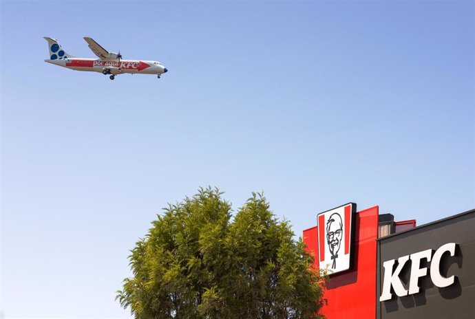 KFC sobrevuela Tenerife con un avión que señala la ubicación de su nuevo restaurante en La Laguna