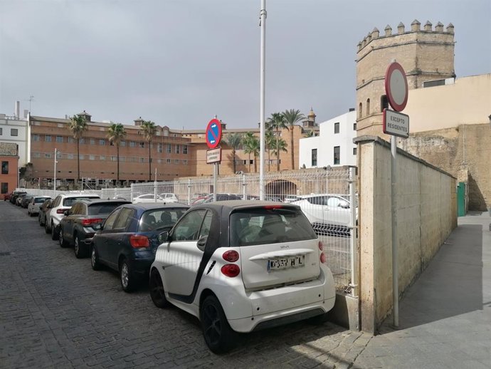 Archivo - Aparcamiento para residentes en la calle Santander, junto a la Torre de la Plata.