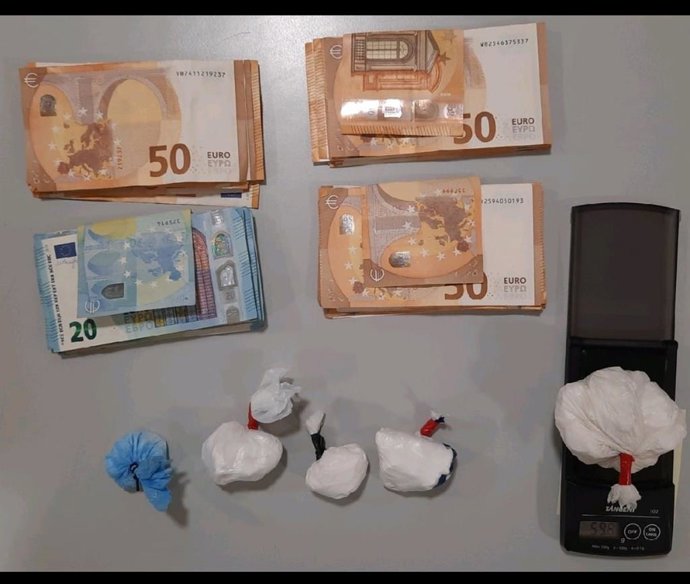 El varón fue interceptado con 3.150 euros y 120 gramos de cocaína en roca