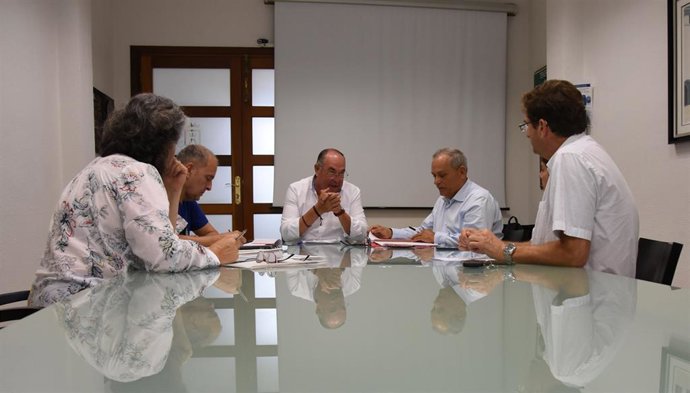Reunión del consejero de Empleo del Cabildo de Tenerife, Efraín Medina, y el alcalde de El Sauzal, Mariano Pérez,  junto a los técnicos del área para diseñar la Feria 'El Sauzal y la Artesanía'