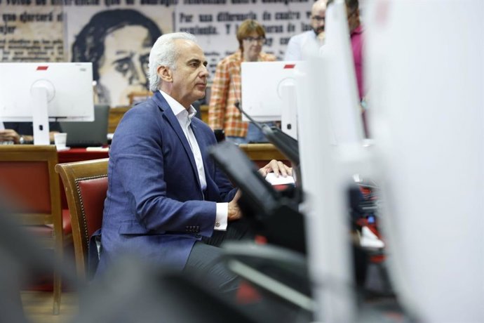 El senador del PP Enrique Ruiz Escudero entrega su credencial al Senado