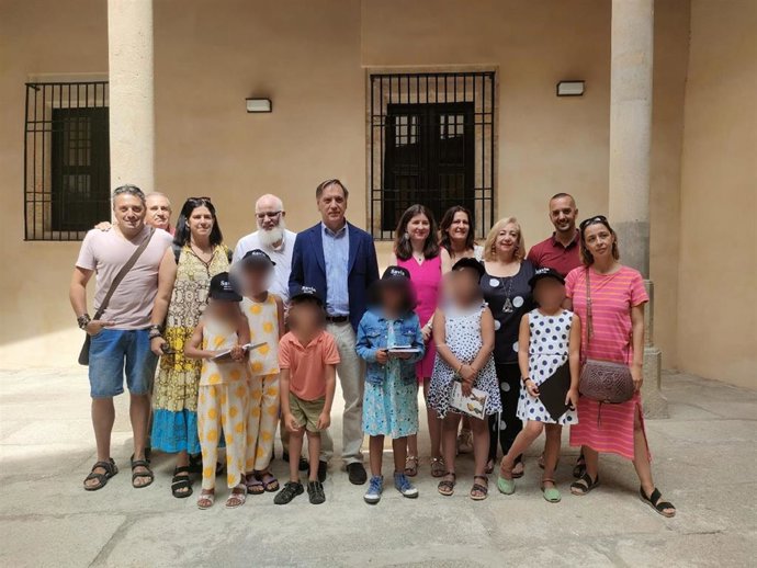 Alcalde de Salamanca junto a familias y responsables del programa 'Vacaciones en paz'.