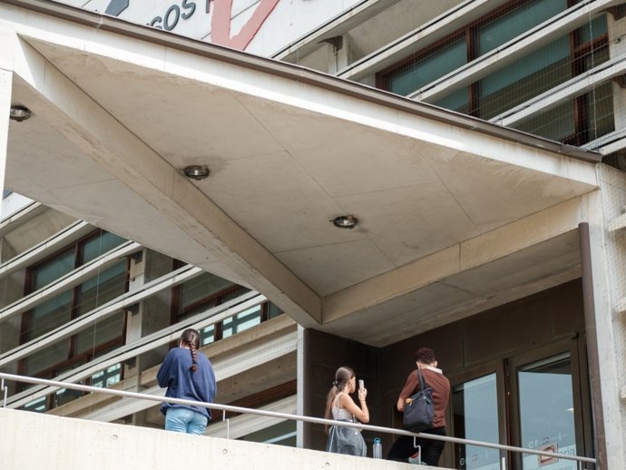 Entrada del CRAI del campus Sescelades de la URV