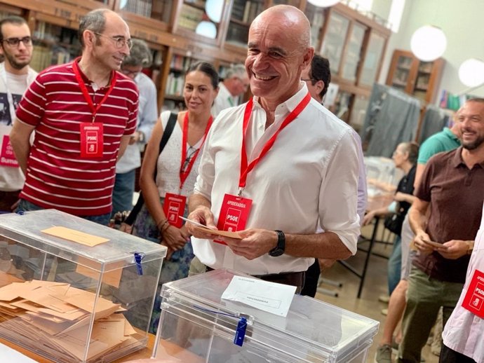 El portavoz municipal del PSOE, Antonio Muñoz, votando con motivo de las generales del 23J.