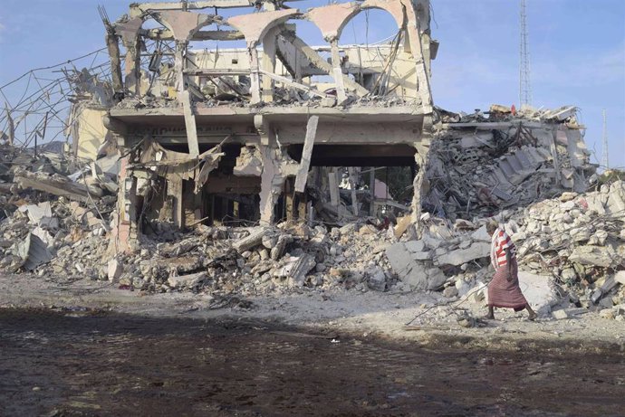 Archivo - Edificio destruido por un atentado perpetrado en 2017 por el grupo terrorista Al Shabaab en la capital de Somalia, Mogadiscio (archivo)