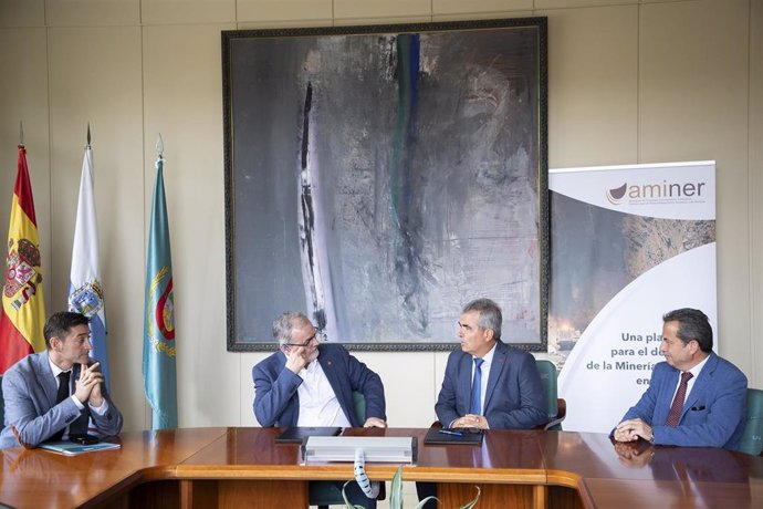 El presidente de Aminer, Luis Vega, y el rector de la Universidad de Cantabria, Ángel Pazos, en la firma del acuerdo.