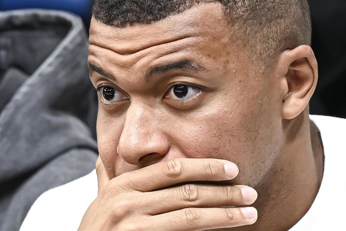 Archivo - El futbolista francés Kylian Mbappé, en un partido de la liga francesa de baloncesto, en el Palacio de los Deportes Marcel Cerdan.