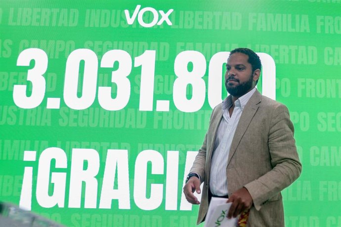 El secretario general de Vox, Ignacio Garriga, a su llegada a una rueda de prensa tras las elecciones generales del 23J