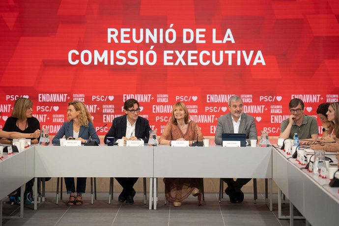 Reunión de la Ejecutiva del PSC tras las elecciones del 23J, con Salvador Illa en el centro. 