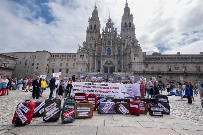 Familiares de fallecidos y heridos en el descarrilamiento del Alvia en la curva de A Grandeira llegan hasta la Plaza del Obradoiro tras una marcha de protesta, a 24 de julio de 2023, en A Coruña, Galicia (España). Víctimas del accidente del tren Alvia o